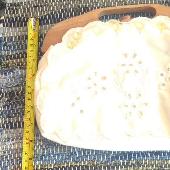 Vintage Wooden Handle White cotton embroidered lucite button Purse - Picture 3 of 7